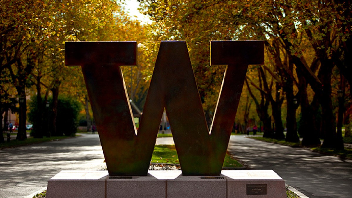 A large “W” sculpture on an autumn day at the University of Washington college campus.